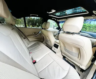 Interieur van BMW 328i Xdrive Performance te huur in Georgië. Een geweldige auto met 5 zitplaatsen en een Automatisch transmissie.