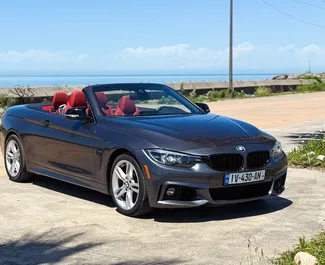 Vooraanzicht van een huurauto BMW 430i Cabrio in Tbilisi, Georgië ✓ Auto #14536. ✓ Transmissie Automatisch TM ✓ 0 beoordelingen.