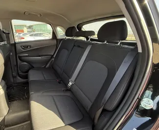 Interieur van Hyundai Kona te huur in Georgië. Een geweldige auto met 5 zitplaatsen en een Automatisch transmissie.