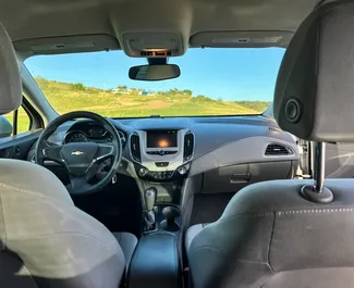 Verhuur Chevrolet Cruze. Comfort Auto te huur in Georgië ✓ Borg van Zonder Borg ✓ Verzekeringsmogelijkheden TPL, CDW, SCDW, FDW, Passagiers, Diefstal.