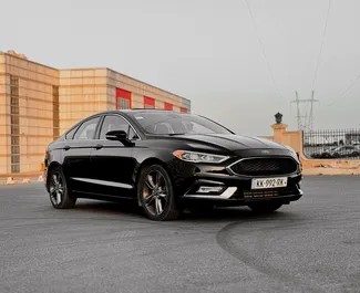 Vooraanzicht van een huurauto Ford Fusion Sedan in Tbilisi, Georgië ✓ Auto #14555. ✓ Transmissie Automatisch TM ✓ 0 beoordelingen.
