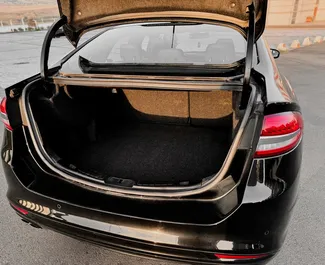 Interieur van Ford Fusion Sedan te huur in Georgië. Een geweldige auto met 5 zitplaatsen en een Automatisch transmissie.