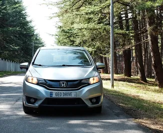 Vooraanzicht van een huurauto Honda Fit in Tbilisi, Georgië ✓ Auto #14556. ✓ Transmissie Automatisch TM ✓ 0 beoordelingen.