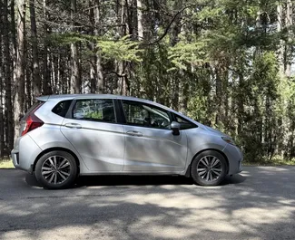 Benzine motor van 1,5L van Honda Fit 2015 te huur in Tbilisi.