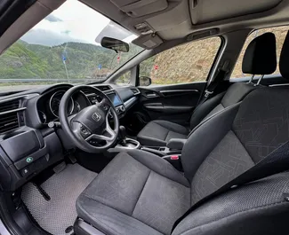 Interieur van Honda Fit te huur in Georgië. Een geweldige auto met 5 zitplaatsen en een Automatisch transmissie.