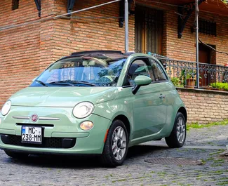 Vooraanzicht van een huurauto Fiat 500 Cabrio in Tbilisi, Georgië ✓ Auto #14551. ✓ Transmissie Automatisch TM ✓ 0 beoordelingen.