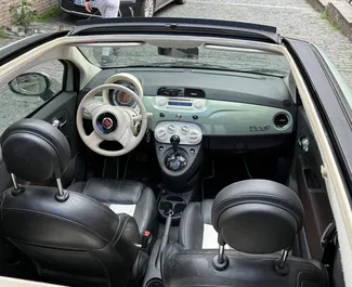 Interieur van Fiat 500 Cabrio te huur in Georgië. Een geweldige auto met 4 zitplaatsen en een Automatisch transmissie.