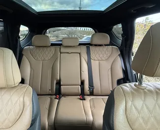 Interieur van Hyundai Santa Fe te huur in Georgië. Een geweldige auto met 5 zitplaatsen en een Automatisch transmissie.