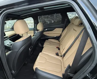 Hyundai Santa Fe 2021 beschikbaar voor verhuur in Tbilisi, met een kilometerlimiet van onbeperkt.