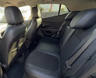 Interieur van Buick Encore te huur in Georgië. Een geweldige auto met 5 zitplaatsen en een Automatisch transmissie.