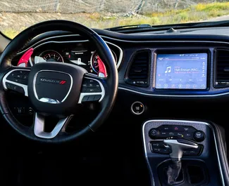 Dodge Challenger 2017 beschikbaar voor verhuur in Tbilisi, met een kilometerlimiet van onbeperkt.