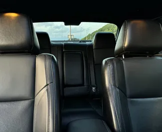 Interieur van Dodge Challenger te huur in Georgië. Een geweldige auto met 4 zitplaatsen en een Automatisch transmissie.