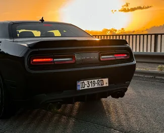 Benzine motor van 3,6L van Dodge Challenger 2017 te huur in Tbilisi.