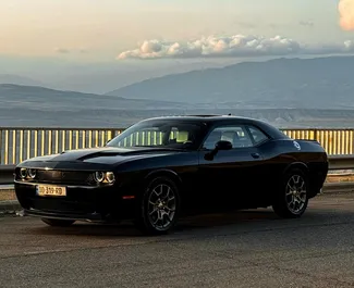 Vooraanzicht van een huurauto Dodge Challenger in Tbilisi, Georgië ✓ Auto #14549. ✓ Transmissie Automatisch TM ✓ 0 beoordelingen.