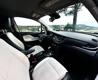 Interieur van Buick Encore te huur in Georgië. Een geweldige auto met 5 zitplaatsen en een Automatisch transmissie.