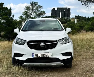 Vooraanzicht van een huurauto Buick Encore in Tbilisi, Georgië ✓ Auto #14540. ✓ Transmissie Automatisch TM ✓ 0 beoordelingen.