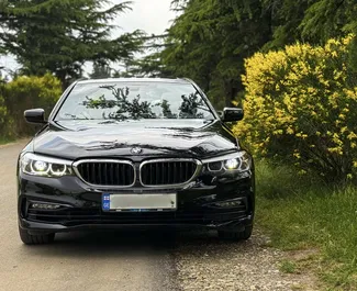 Vooraanzicht van een huurauto BMW 528i in Tbilisi, Georgië ✓ Auto #14535. ✓ Transmissie Automatisch TM ✓ 0 beoordelingen.