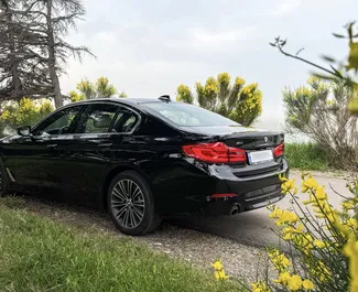 Interieur van BMW 528i te huur in Georgië. Een geweldige auto met 5 zitplaatsen en een Automatisch transmissie.