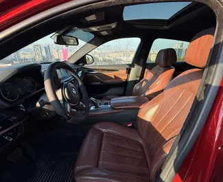 Interieur van BMW X6 te huur in Georgië. Een geweldige auto met 5 zitplaatsen en een Automatisch transmissie.