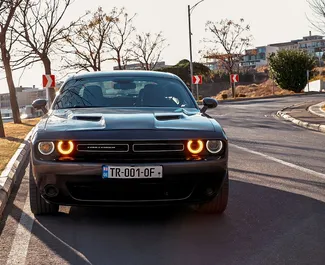 Vooraanzicht van een huurauto Dodge Challenger in Tbilisi, Georgië ✓ Auto #14550. ✓ Transmissie Automatisch TM ✓ 0 beoordelingen.