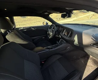 Dodge Challenger 2017 beschikbaar voor verhuur in Tbilisi, met een kilometerlimiet van onbeperkt.