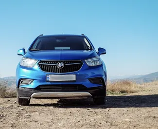 Vooraanzicht van een huurauto Buick Encore in Tbilisi, Georgië ✓ Auto #14541. ✓ Transmissie Automatisch TM ✓ 0 beoordelingen.
