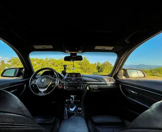 Interieur van BMW 328i Xdrive Performance te huur in Georgië. Een geweldige auto met 5 zitplaatsen en een Automatisch transmissie.