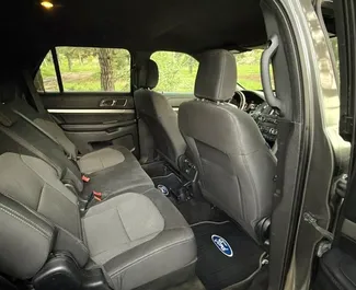 Interieur van Ford Explorer te huur in Georgië. Een geweldige auto met 7 zitplaatsen en een Automatisch transmissie.