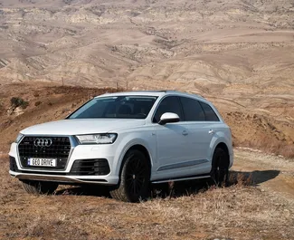 Vooraanzicht van een huurauto Audi Q7 in Tbilisi, Georgië ✓ Auto #14532. ✓ Transmissie Automatisch TM ✓ 0 beoordelingen.