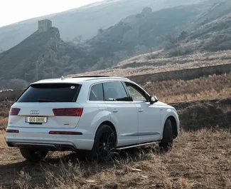 Interieur van Audi Q7 te huur in Georgië. Een geweldige auto met 7 zitplaatsen en een Automatisch transmissie.