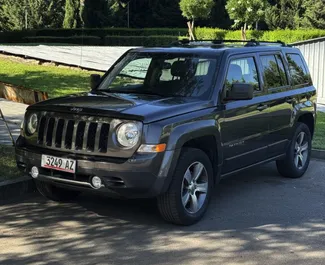 Vooraanzicht van een huurauto Jeep Patriot in Tbilisi, Georgië ✓ Auto #14681. ✓ Transmissie Automatisch TM ✓ 0 beoordelingen.