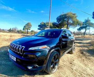 Vooraanzicht van een huurauto Jeep Cherokee in Tbilisi, Georgië ✓ Auto #14752. ✓ Transmissie Automatisch TM ✓ 0 beoordelingen.
