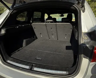 Interieur van BMW X1 te huur in Georgië. Een geweldige auto met 5 zitplaatsen en een Automatisch transmissie.