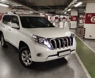 Vooraanzicht van een huurauto Toyota Land Cruiser Prado in Bakoe, Azerbeidzjan ✓ Auto #12181. ✓ Transmissie Automatisch TM ✓ 0 beoordelingen.