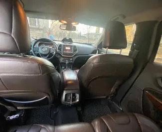 Benzine motor van 3,2L van Jeep Cherokee 2016 te huur in Tbilisi.
