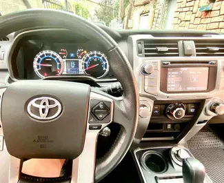 Benzine motor van 4,0L van Toyota 4 Runner 2019 te huur in Tbilisi.