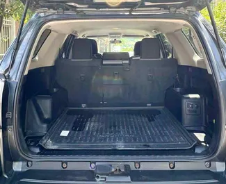 Toyota 4 Runner 2018 beschikbaar voor verhuur in Tbilisi, met een kilometerlimiet van onbeperkt.