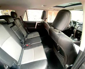 Toyota 4 Runner 2019 beschikbaar voor verhuur in Tbilisi, met een kilometerlimiet van onbeperkt.