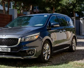 Vooraanzicht van een huurauto Kia Sedona in Tbilisi, Georgië ✓ Auto #14770. ✓ Transmissie Automatisch TM ✓ 0 beoordelingen.