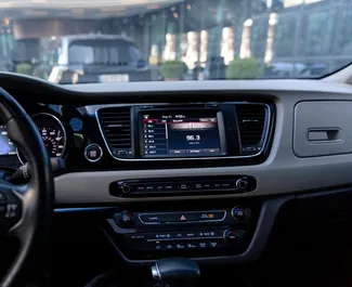 Benzine motor van 3,3L van Kia Sedona 2017 te huur in Tbilisi.