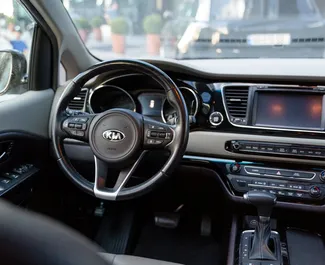 Autohuur Kia Sedona 2017 in in Georgië, met Benzine brandstof en 276 pk ➤ Vanaf 205 GEL per dag.