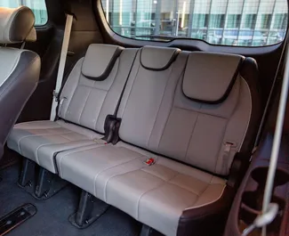 Kia Sedona 2017 beschikbaar voor verhuur in Tbilisi, met een kilometerlimiet van onbeperkt.