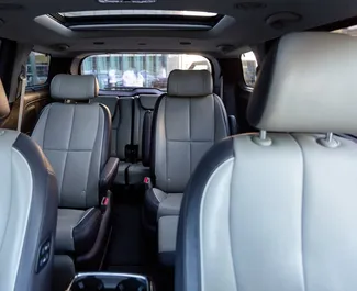 Interieur van Kia Sedona te huur in Georgië. Een geweldige auto met 7 zitplaatsen en een Automatisch transmissie.