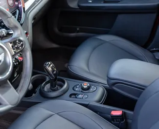 Mini Countryman Cooper 2021 met Vooraandrijving systeem, beschikbaar in Tbilisi.