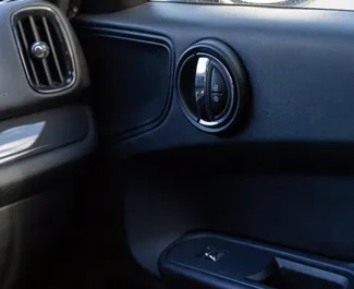 Interieur van Mini Countryman Cooper te huur in Georgië. Een geweldige auto met 5 zitplaatsen en een Automatisch transmissie.