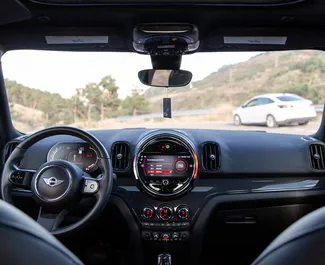 Mini Countryman Cooper 2021 beschikbaar voor verhuur in Tbilisi, met een kilometerlimiet van onbeperkt.