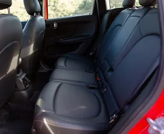 Benzine motor van 1,5L van Mini Countryman Cooper 2021 te huur in Tbilisi.