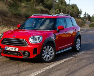 Vooraanzicht van een huurauto Mini Countryman Cooper in Tbilisi, Georgië ✓ Auto #14772. ✓ Transmissie Automatisch TM ✓ 0 beoordelingen.