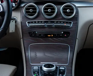 Interieur van Mercedes-Benz GLC-Class te huur in Georgië. Een geweldige auto met 5 zitplaatsen en een Automatisch transmissie.