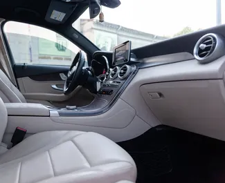 Benzine motor van 2,0L van Mercedes-Benz GLC-Class 2018 te huur in Tbilisi.